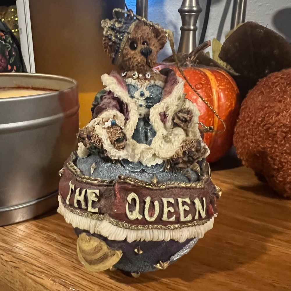 Boyd’s bear Christmas ornament.  Queen of the World.  1998.  Numbered.